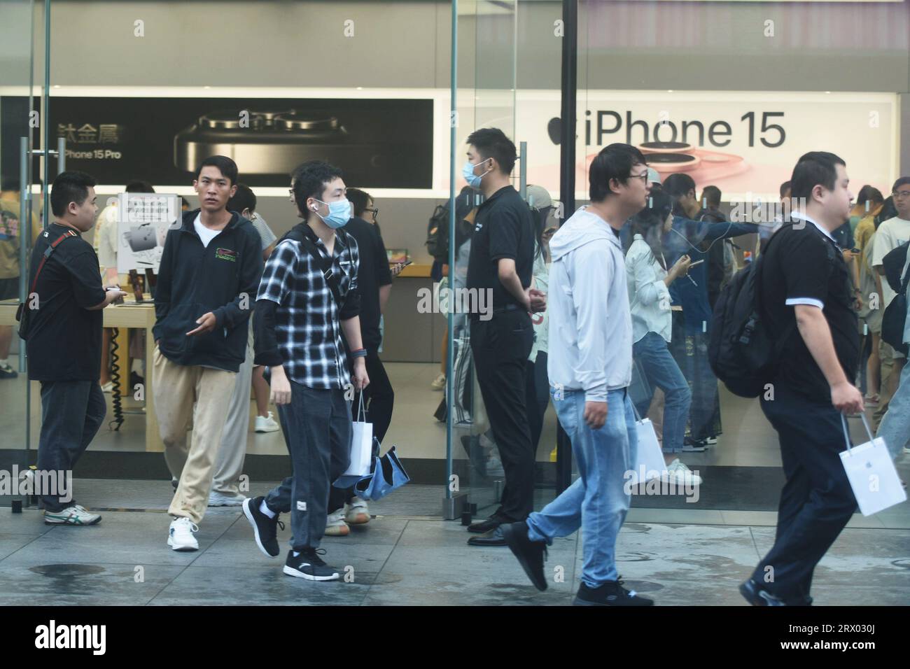 HANGZHOU, CHINE - 22 SEPTEMBRE 2023 - les clients sortent d'un Apple Store après avoir acheté un iPhone série 15 à Hangzhou, dans la province du Zhejiang, en Chine, au Sud-est Banque D'Images