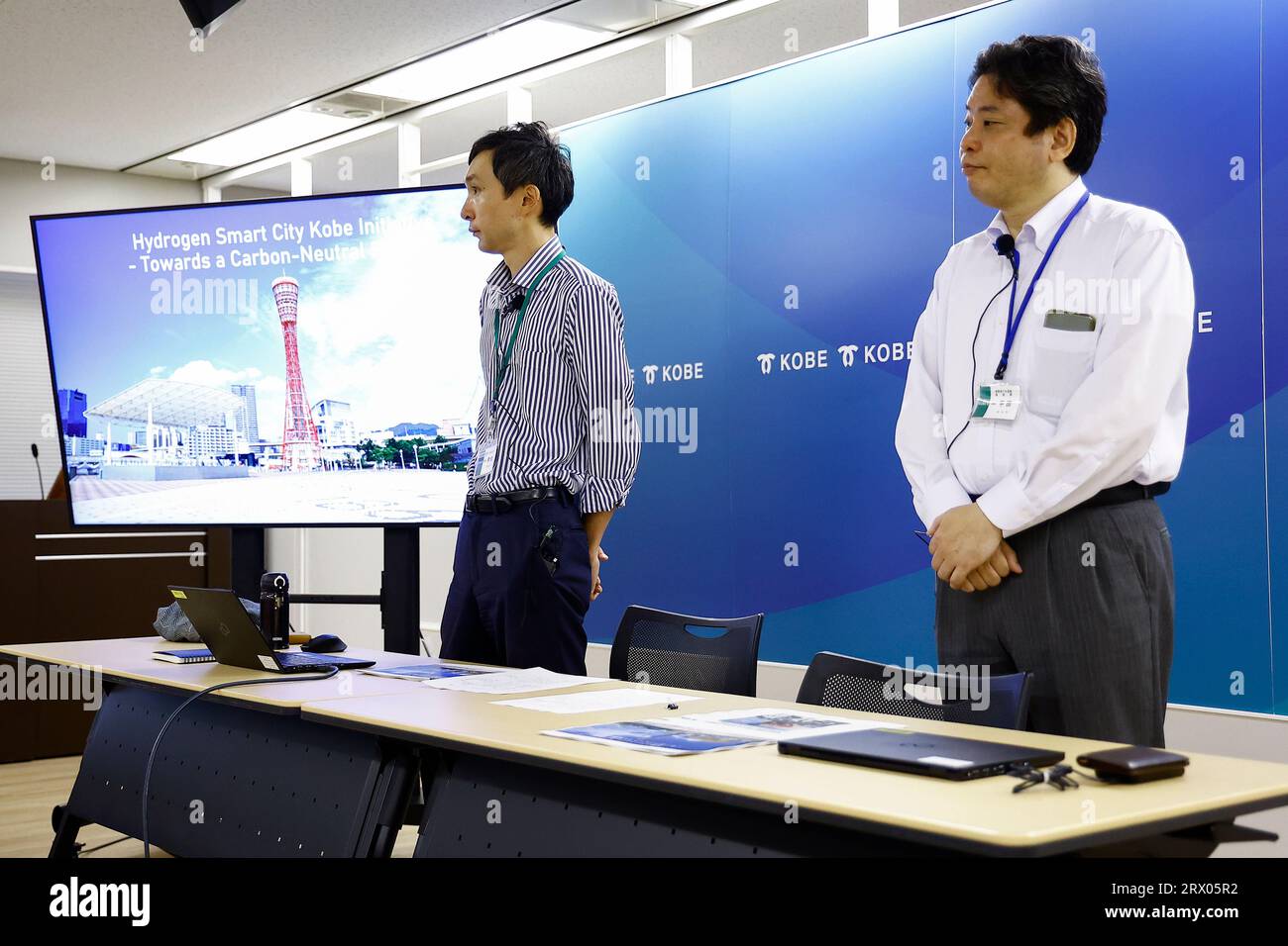 Kobe, Japon. 20 septembre 2023. (De gauche à droite) Michito Aoi, directeur de la Division de la planification énergétique et du Bureau de l'environnement, et Takuya Hirata, directeur de la Division des installations, Département des eaux usées et Bureau des projets de construction publique, assistent à un point de presse dans les bureaux du gouvernement de la ville de Kobe. Le Japon prévoit d’atteindre la neutralité carbone d’ici 2050, en exploitant le potentiel de l’hydrogène comme source d’énergie de prochaine génération. Plusieurs entreprises liées à l'énergie ont Uni leurs efforts avec le gouvernement pour développer l'industrie de l'hydrogène dans la région du Kansai, en particulier dans la ville de Kobe. La tournée de presse était organisée par le min Banque D'Images
