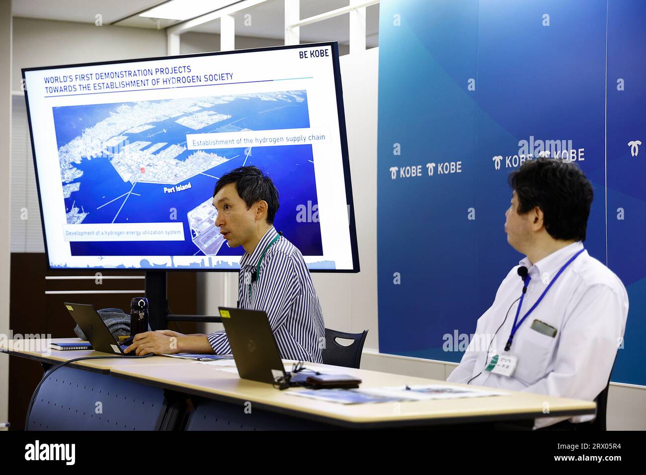 Kobe, Japon. 20 septembre 2023. (De gauche à droite) Michito Aoi, directeur de la Division de la planification énergétique et du Bureau de l'environnement, et Takuya Hirata, directeur de la Division des installations, Département des eaux usées et Bureau des projets de construction publique, prennent la parole lors d'un point de presse dans les bureaux du gouvernement de la ville de Kobe. Le Japon prévoit d’atteindre la neutralité carbone d’ici 2050, en exploitant le potentiel de l’hydrogène comme source d’énergie de prochaine génération. Plusieurs entreprises liées à l'énergie ont Uni leurs efforts avec le gouvernement pour développer l'industrie de l'hydrogène dans la région du Kansai, en particulier dans la ville de Kobe. La tournée de presse a été organisée par t Banque D'Images