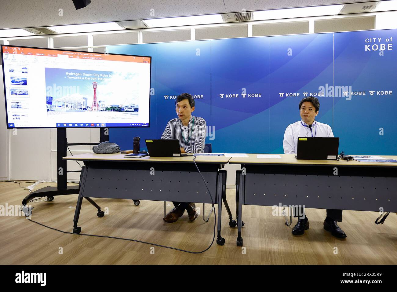 Kobe, Japon. 20 septembre 2023. (De gauche à droite) Michito Aoi, directeur de la Division de la planification énergétique et du Bureau de l'environnement, et Takuya Hirata, directeur de la Division des installations, Département des eaux usées et Bureau des projets de construction publique, prennent la parole lors d'un point de presse dans les bureaux du gouvernement de la ville de Kobe. Le Japon prévoit d’atteindre la neutralité carbone d’ici 2050, en exploitant le potentiel de l’hydrogène comme source d’énergie de prochaine génération. Plusieurs entreprises liées à l'énergie ont Uni leurs efforts avec le gouvernement pour développer l'industrie de l'hydrogène dans la région du Kansai, en particulier dans la ville de Kobe. La tournée de presse a été organisée par t Banque D'Images