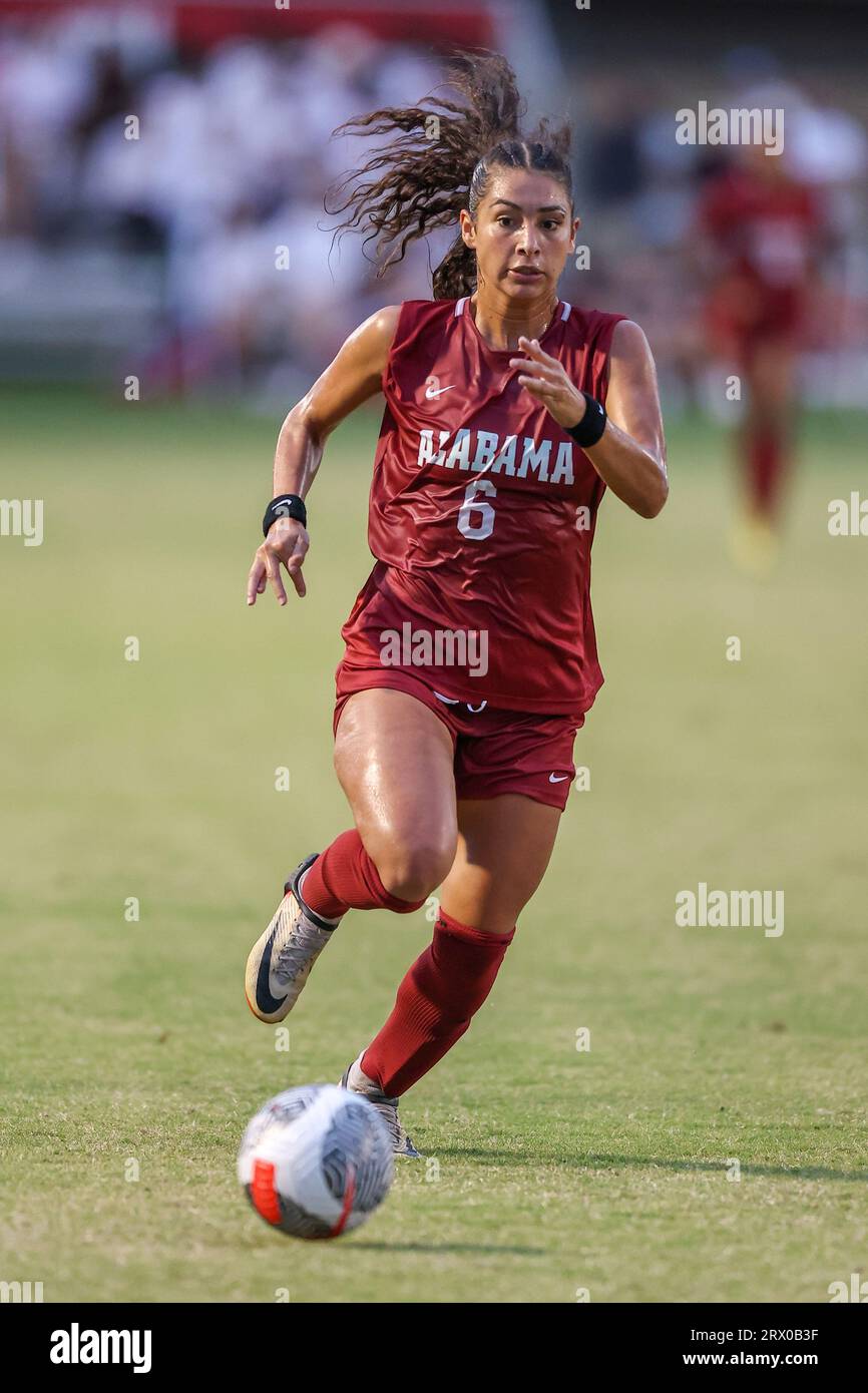 Fayetteville, États-Unis. 21 septembre 2023. 21 septembre 2023 : Crimson Tide Sasha Pickard #6 chasse le ballon sur le terrain. Arkansas bat l'Alabama 5-0 à Fayetteville, AR. Richey Miller/CSM/Sipa USA(image de crédit : © Richey Miller/Cal Sport Media/Sipa USA) crédit : SIPA US/Alamy Live News Banque D'Images