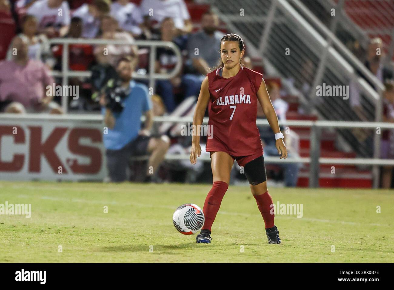 Fayetteville, États-Unis. 21 septembre 2023. 21 septembre 2023 : le défenseur #7 de l'Alabama Gessica Skorka se prépare à monter sur le ballon. Arkansas bat l'Alabama 5-0 à Fayetteville, AR. Richey Miller/CSM/Sipa USA(image de crédit : © Richey Miller/Cal Sport Media/Sipa USA) crédit : SIPA US/Alamy Live News Banque D'Images