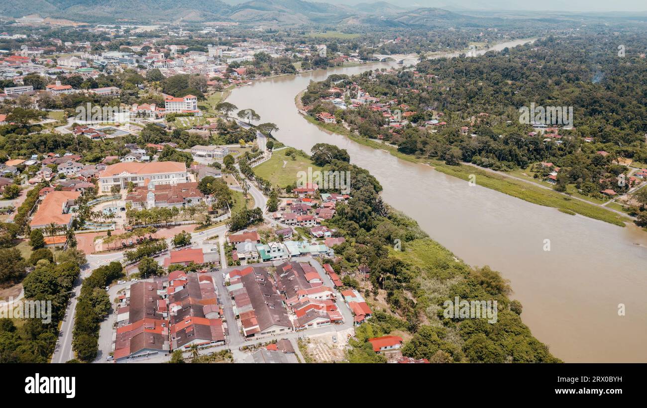 Cette vue aérienne offre une perspective imprenable sur un paysage urbain avec une rivière sinueuse serpentant à travers elle Banque D'Images