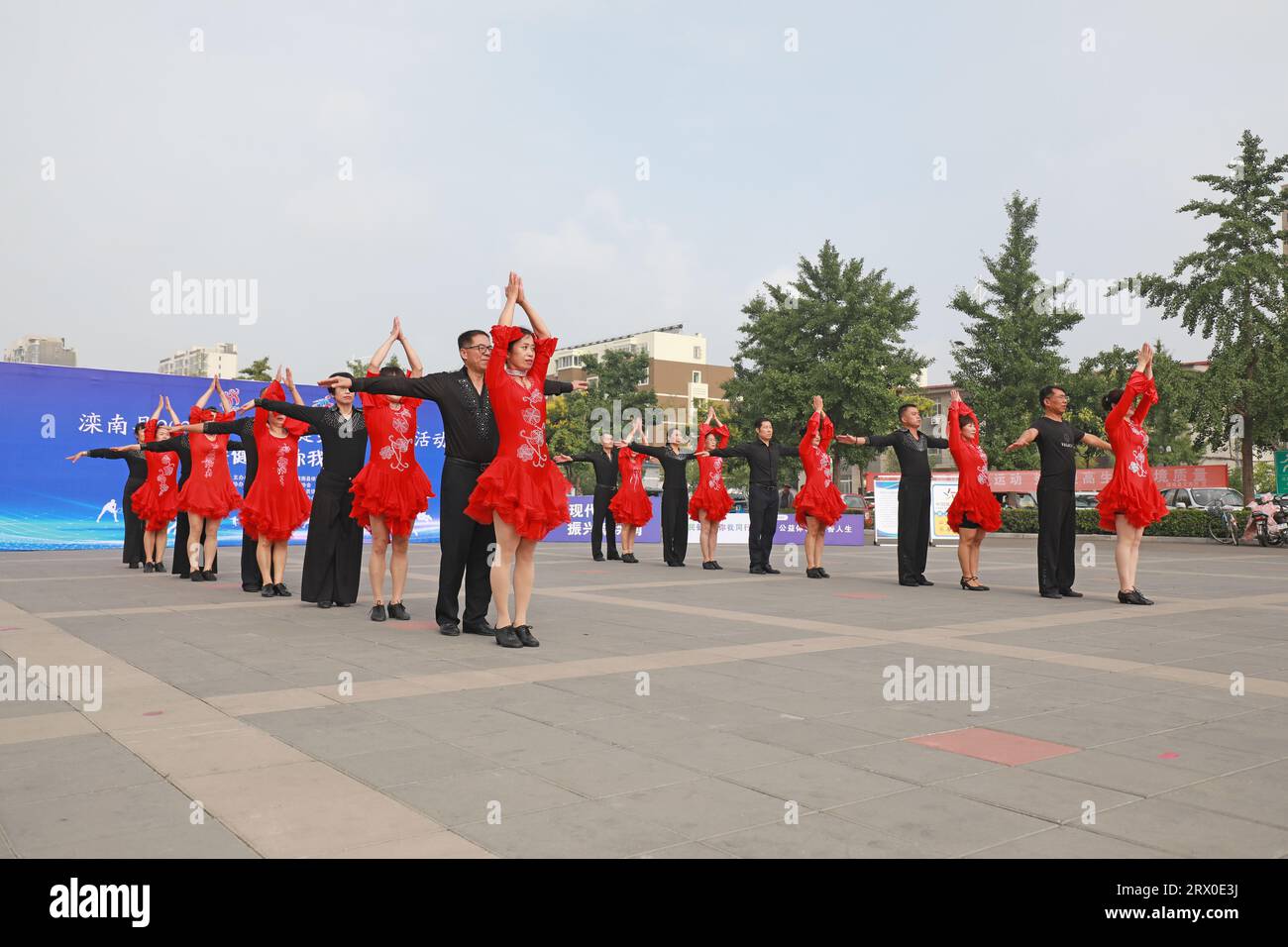 Comté de Luannan, Chine - 12 août 2022 : trois étapes de performance dans une compétition dancesport. Banque D'Images