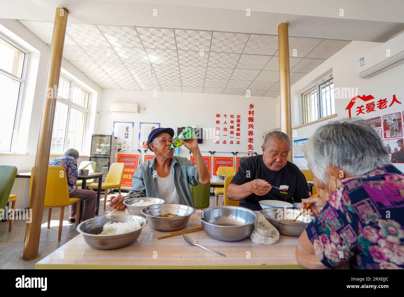 Comté de Luannan, Chine - 1 septembre 2022 : les personnes âgées vivant seules mangent dans de petites cantines en Chine rurale. Banque D'Images