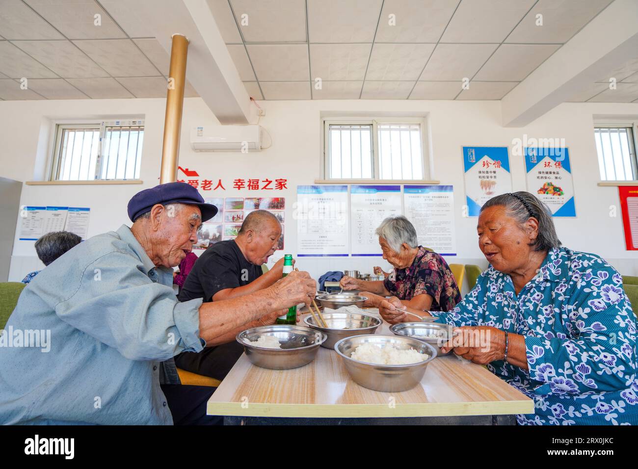 Comté de Luannan, Chine - 1 septembre 2022 : les personnes âgées vivant seules mangent dans de petites cantines en Chine rurale. Banque D'Images