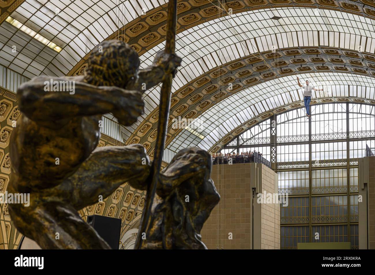FRANCE. PARIS (75) 7E ARRONDISSEMENT. MUSÉE D'ORSAY. LE NATHAN PAULIN FUNAMBULE TRAVERSE LA NEF DU MUSÉE (JOURNÉES EUROPÉENNES DU PATRIMOINE 2023). DANS LE FOREGR Banque D'Images