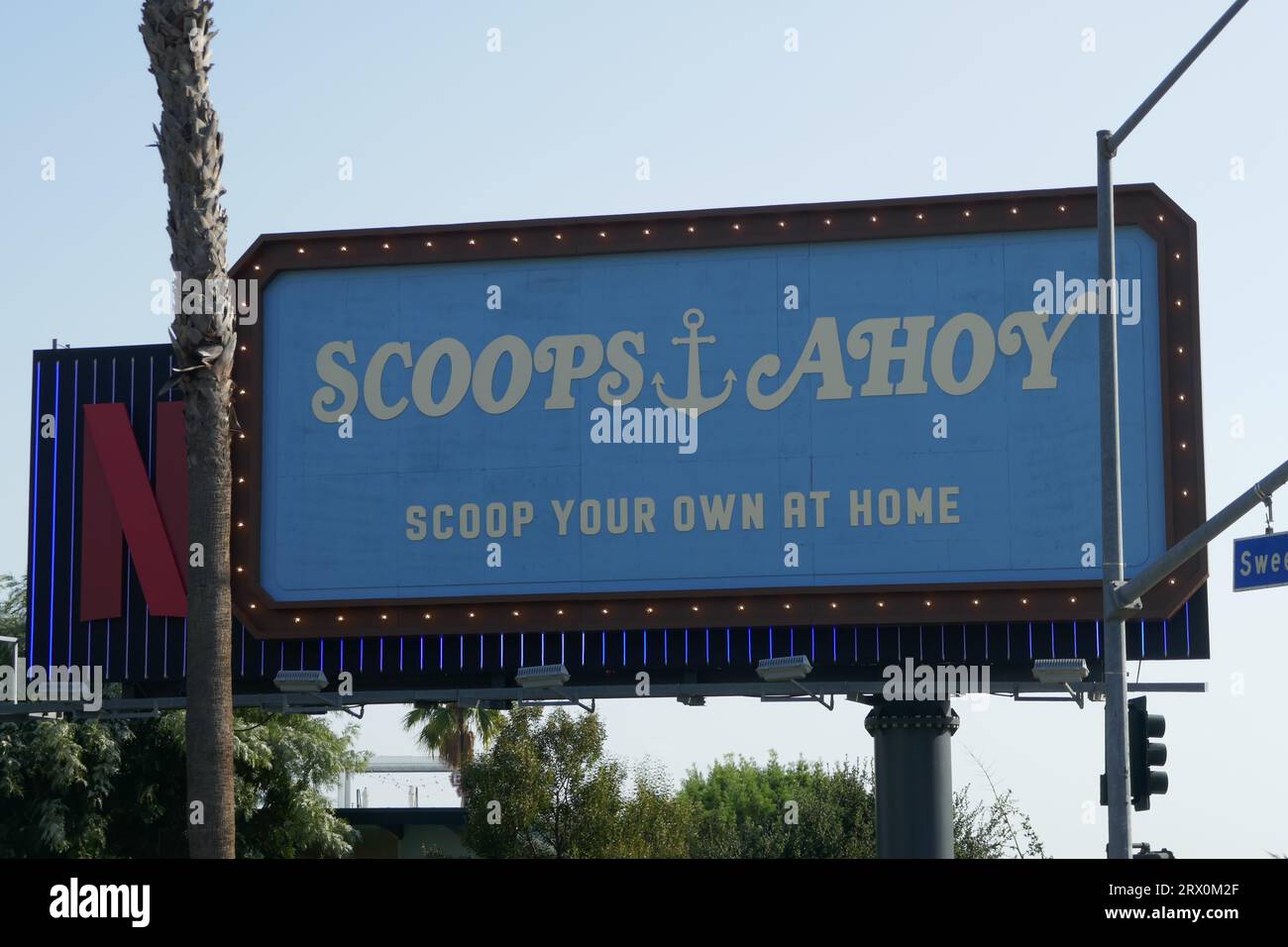 Los Angeles, Californie, États-Unis 21 septembre 2023 Scoots Ahoy Ice Cream Stranger Things Netflix Billboard on Sunset Blvd le 21 septembre 2023 à Los Angeles, Californie, États-Unis. Photo de Barry King/Alamy stock photo Banque D'Images