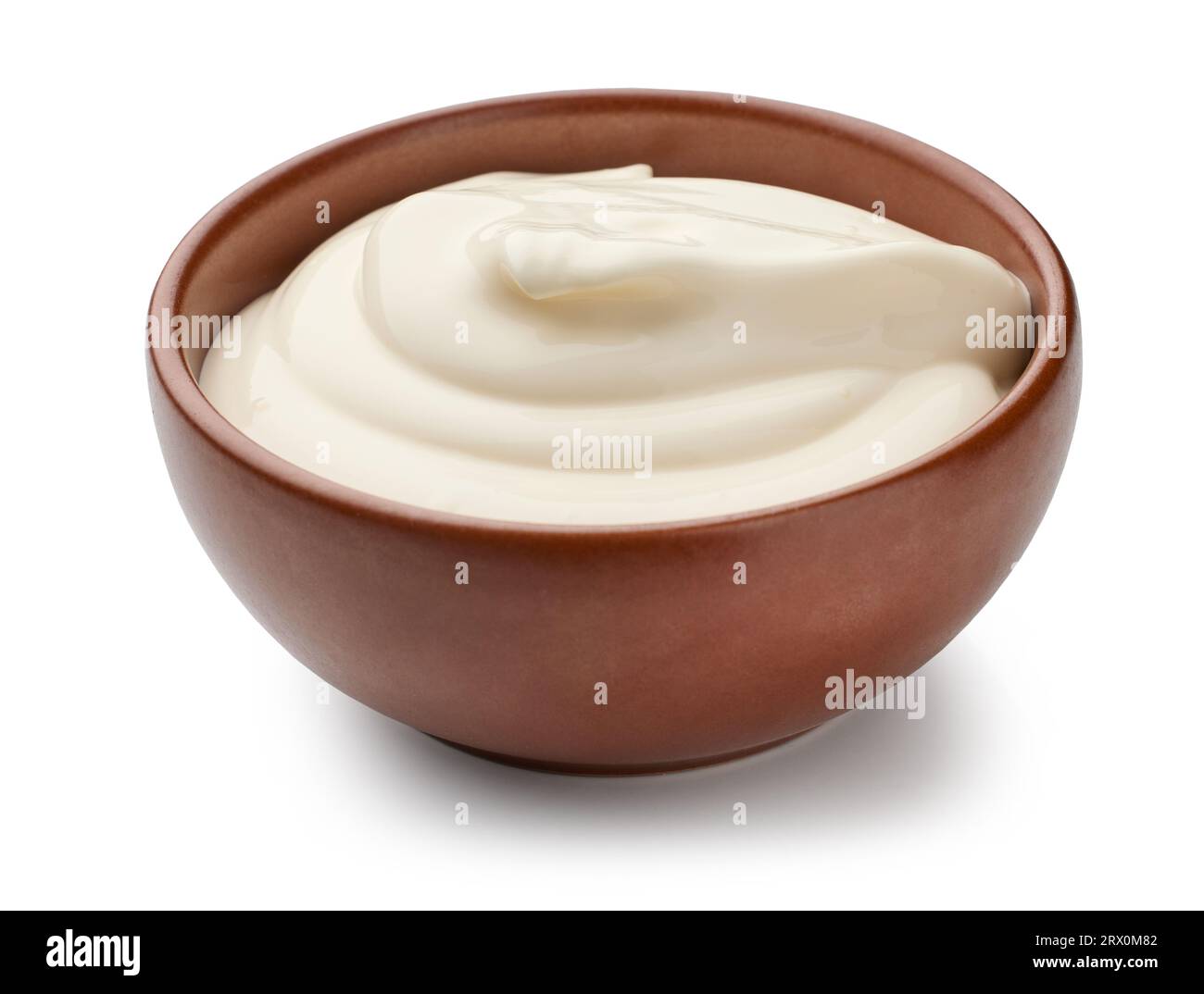 yaourt à la crème sure dans un bol isolé sur fond blanc Banque D'Images