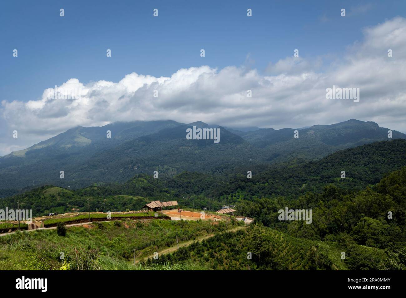 Paysage naturel étonnant Wayanad Kerala beau ciel nuageux avec des montagnes vertes lieu à voir dans le propre pays de dieu Voyage et image touristique. Banque D'Images