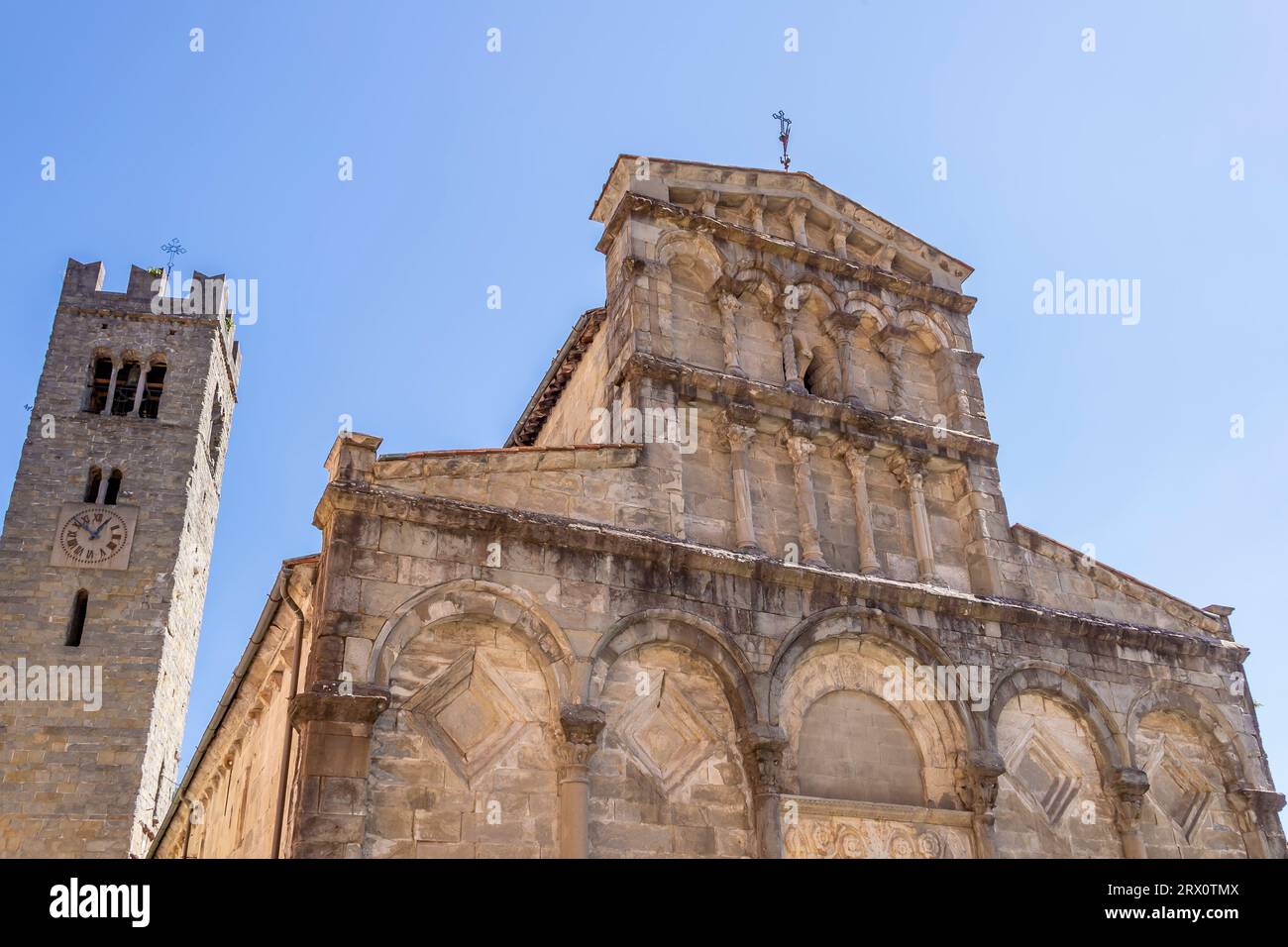 L'ancienne église paroissiale de Santa Maria Assunta dans le centre historique de Villa Basilica, Lucca, Italie Banque D'Images