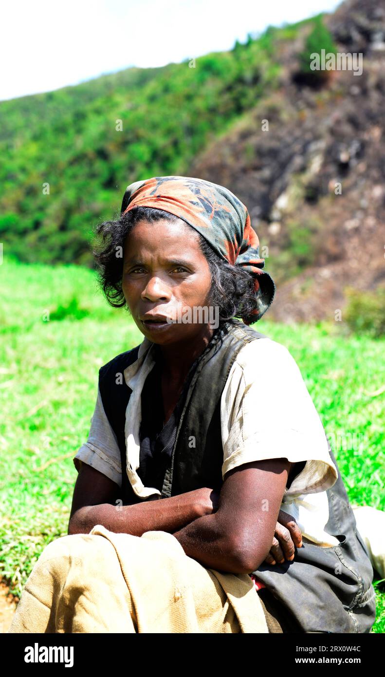 Portrait d'une femme malgache prise dans un village reculé du centre de Madagascar. Banque D'Images