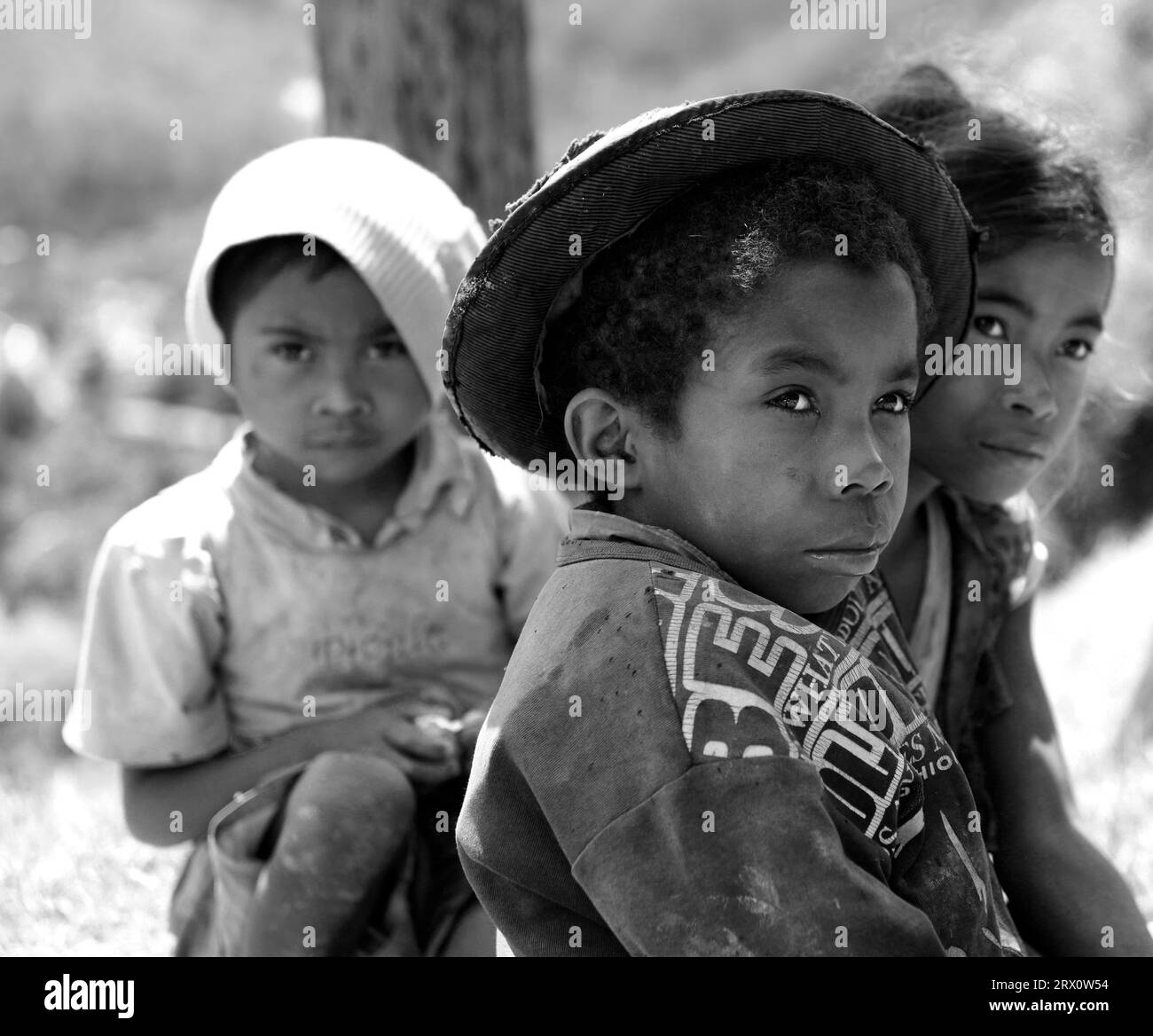 Enfants malgaches dans un village reculé du centre de Madagascar. Banque D'Images