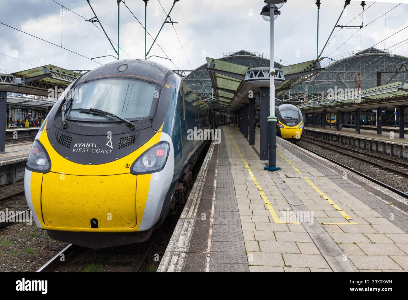 Class 390 Avanti West Coast Pendolino train de voyageurs express inclinable 390152 à la gare de Manchester Picadilly. Cette image n'a aucun modèle ou pro Banque D'Images