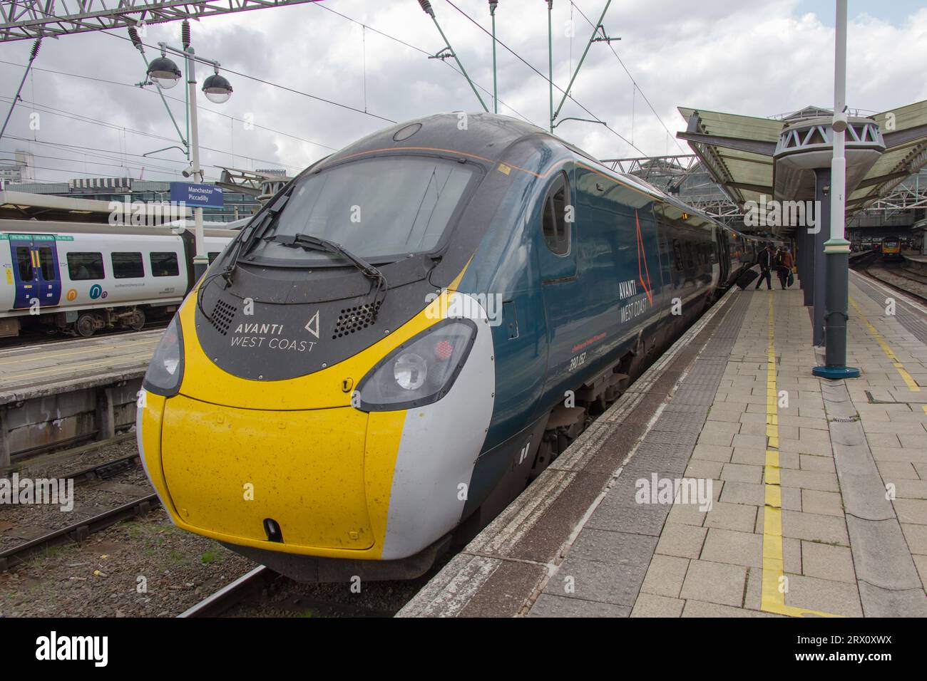 Class 390 Avanti West Coast Pendolino train de voyageurs express inclinable 390152 à la gare de Manchester Picadilly avec les passagers débarquant. Banque D'Images