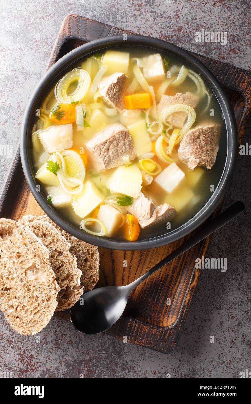 Le Kottsoppa est une soupe claire de viande et de légumes-racines consommée en Suède et en Finlande en gros plan sur une assiette sur la table. Vue verticale de dessus Banque D'Images