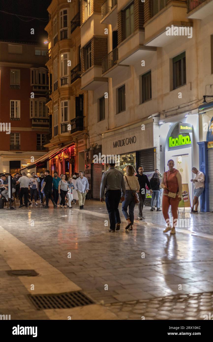 Malaga la nuit, vie nocturne dans les rues du vieux centre-ville. Des gens marchant, assis dans des restaurants, mangeant et buvant. Europe, Espagne. Banque D'Images