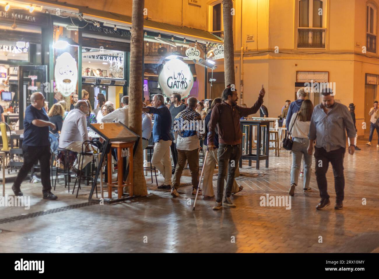 Malaga la nuit, vie nocturne dans les rues du vieux centre-ville. Des gens marchant, assis dans des restaurants, mangeant et buvant. Europe, Espagne. Banque D'Images