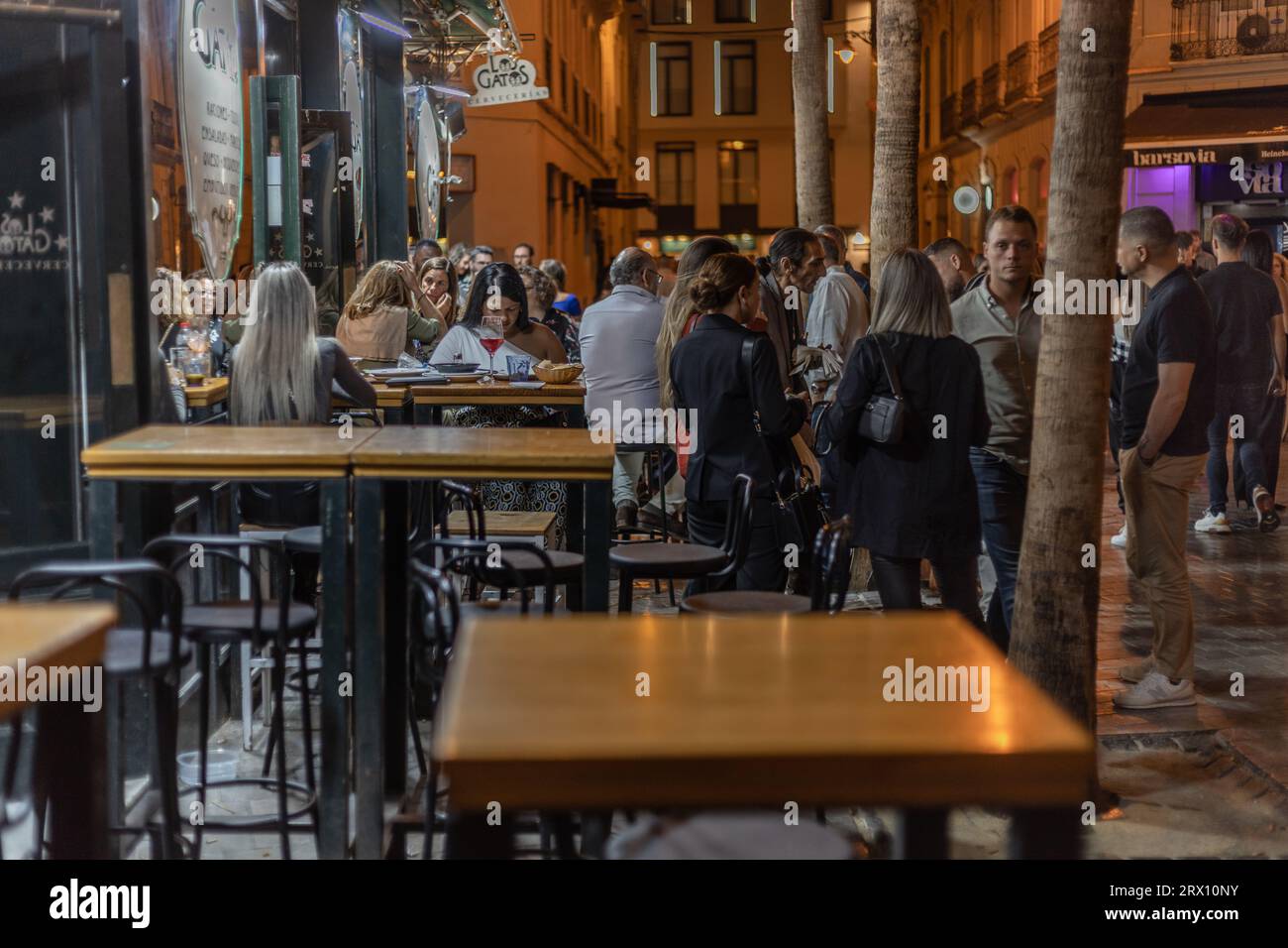 Malaga la nuit, vie nocturne dans les rues du vieux centre-ville. Des gens marchant, assis dans des restaurants, mangeant et buvant. Europe, Espagne. Banque D'Images