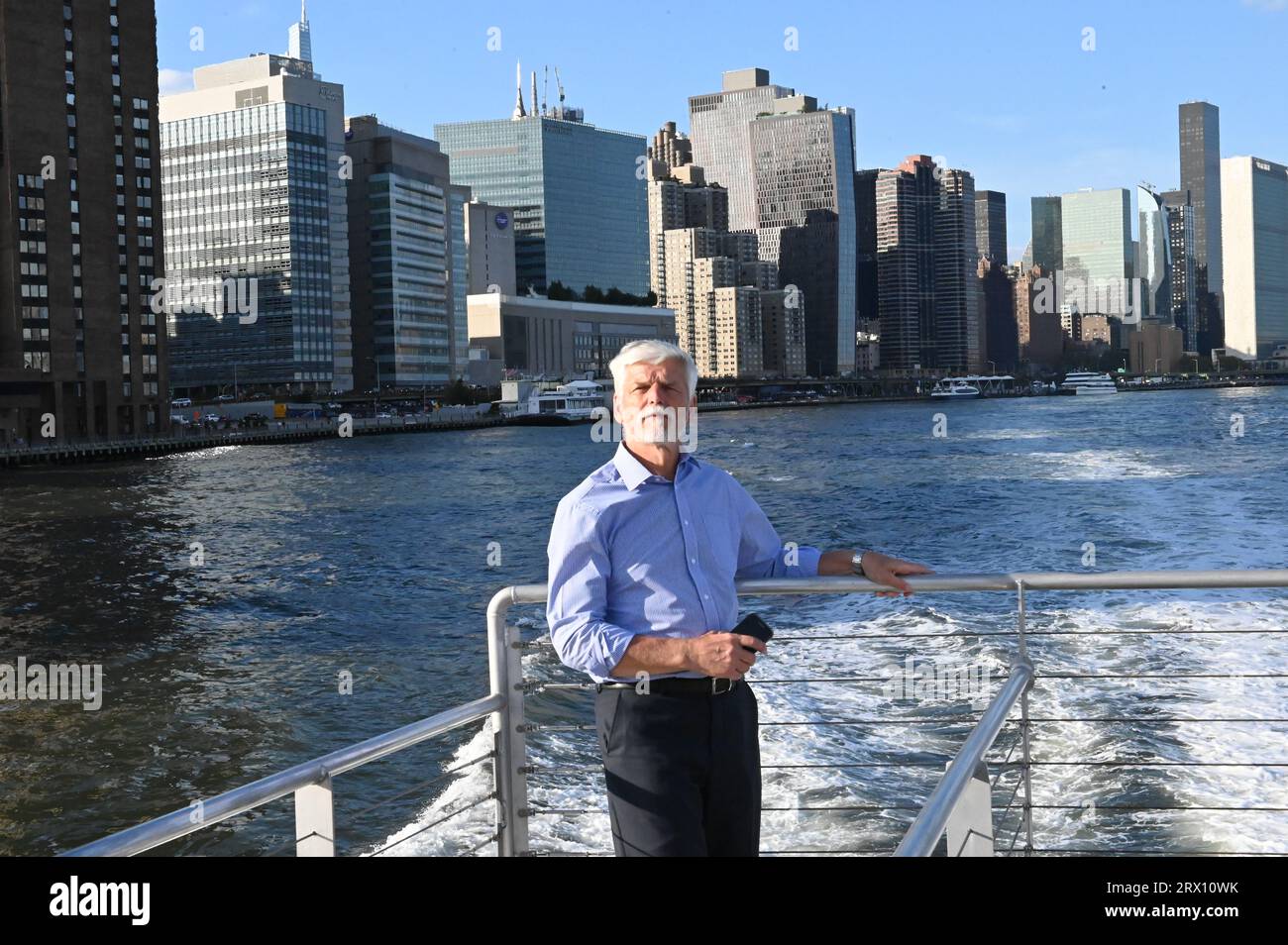New York, États-Unis. 22 septembre 2023. Le président tchèque Petr Pavel lors d'une traversée en ferry de Upper East Side à Lower Manhattan à New York, États-Unis, le 22 septembre 2023 vers la fin de sa visite aux États-Unis. Pavel dirige la délégation tchèque à l'Assemblée générale des Nations Unies à New York. Crédit : Penkalova Lenka/CTK photo/Alamy Live News Banque D'Images