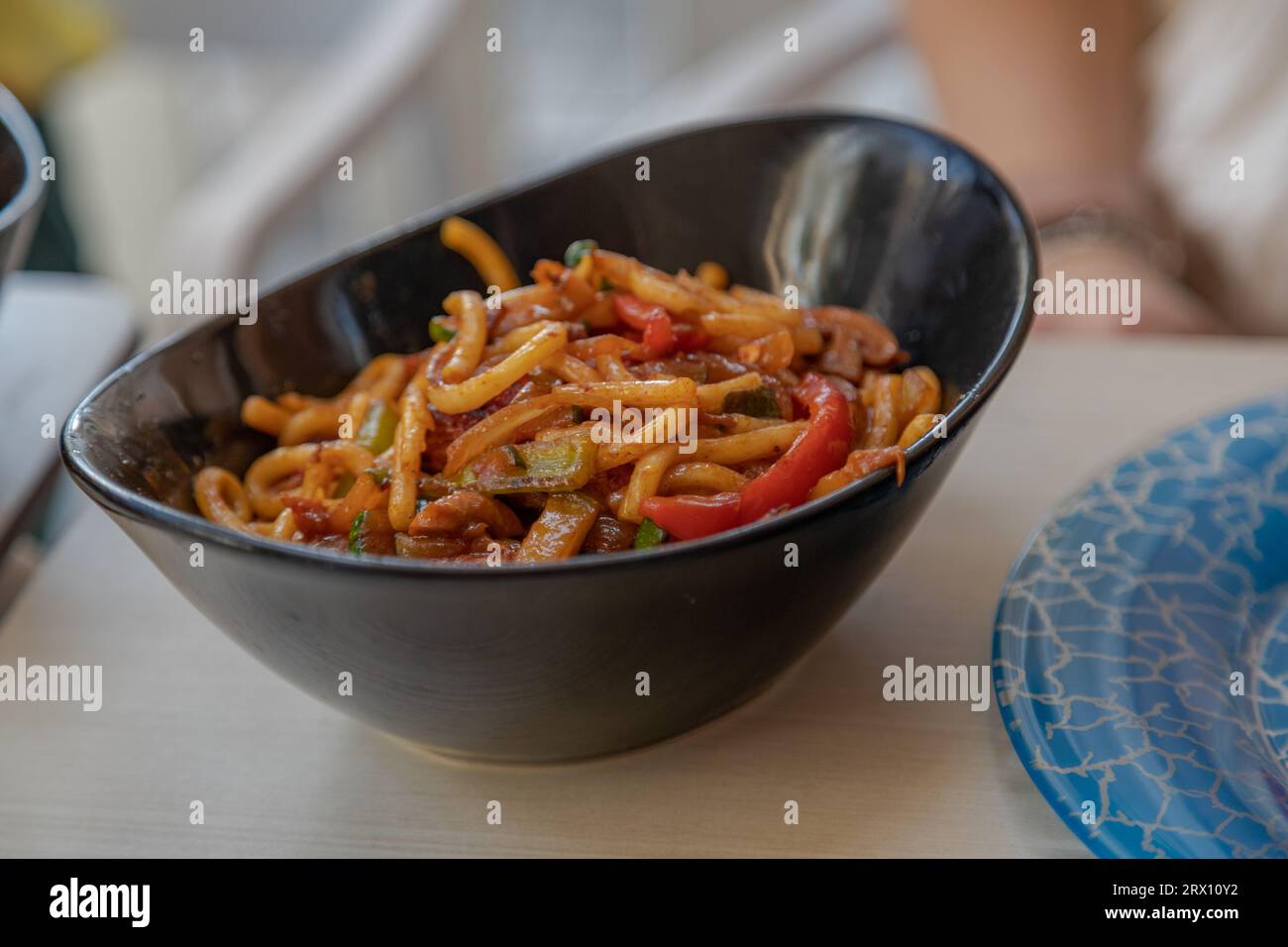 Gros plan de l'assiette avec chaud, goût, plat traditionnel espagnol. Cuisine méditerranéenne à son meilleur. Restaurant en plein air dans le vieux centre-ville. Malaga, Andalus Banque D'Images