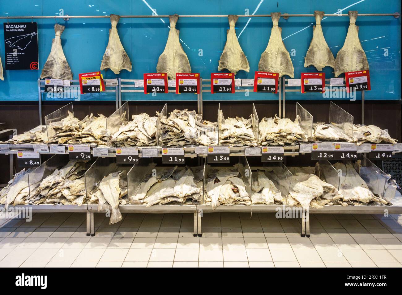 Bacalhau (morue séchée et salée) en vente dans un supermarché portugais. C’est une grande délicatesse au Portugal, servie de différentes manières Banque D'Images