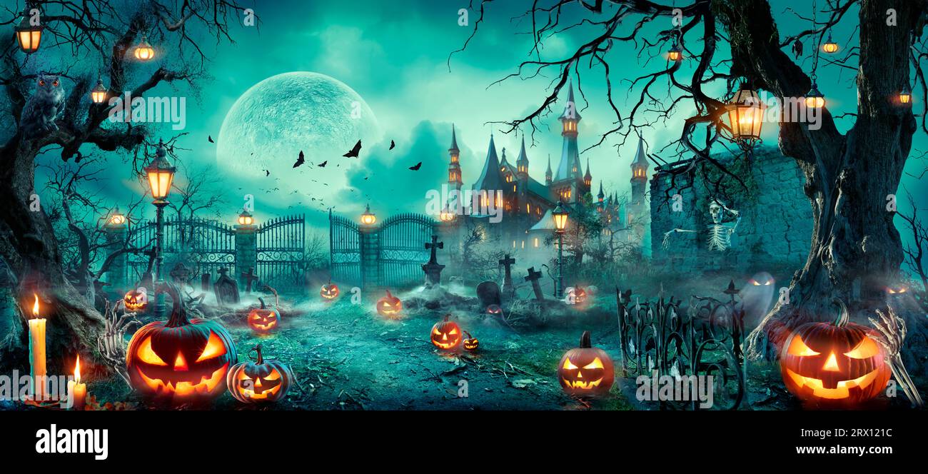 Halloween scène - Party of Pumpkins and Zombies in Graveyard at Moonlight - Content Moon 3D Rendering - Unreconnaissable, Deformed et Church with Reass Banque D'Images