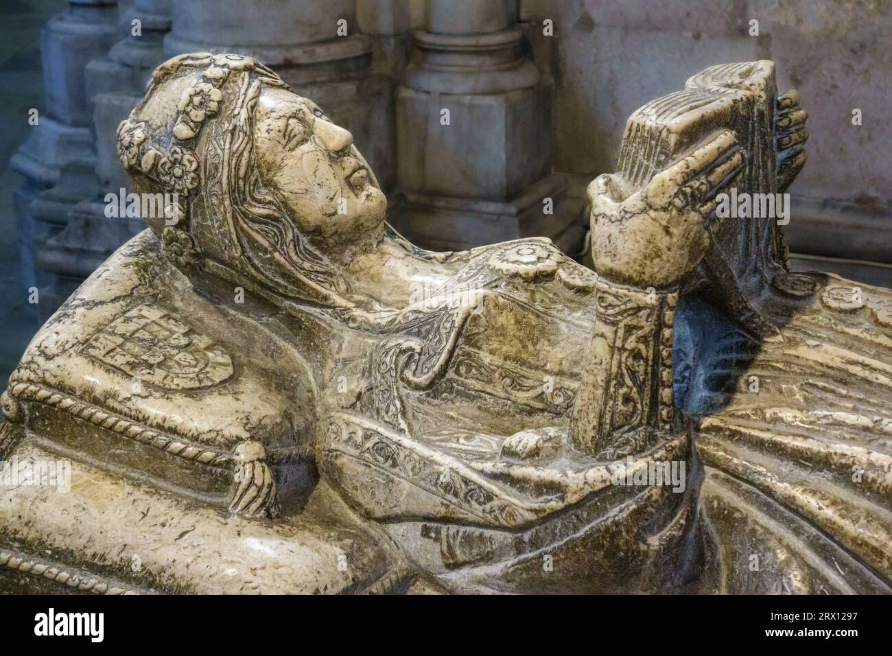 Le tombeau de 14c de la noble Maria de Vilalobos avec son effigie sculptée lisant un livre d'heures (Cathédrale de Lisbonne, Portugal) Banque D'Images