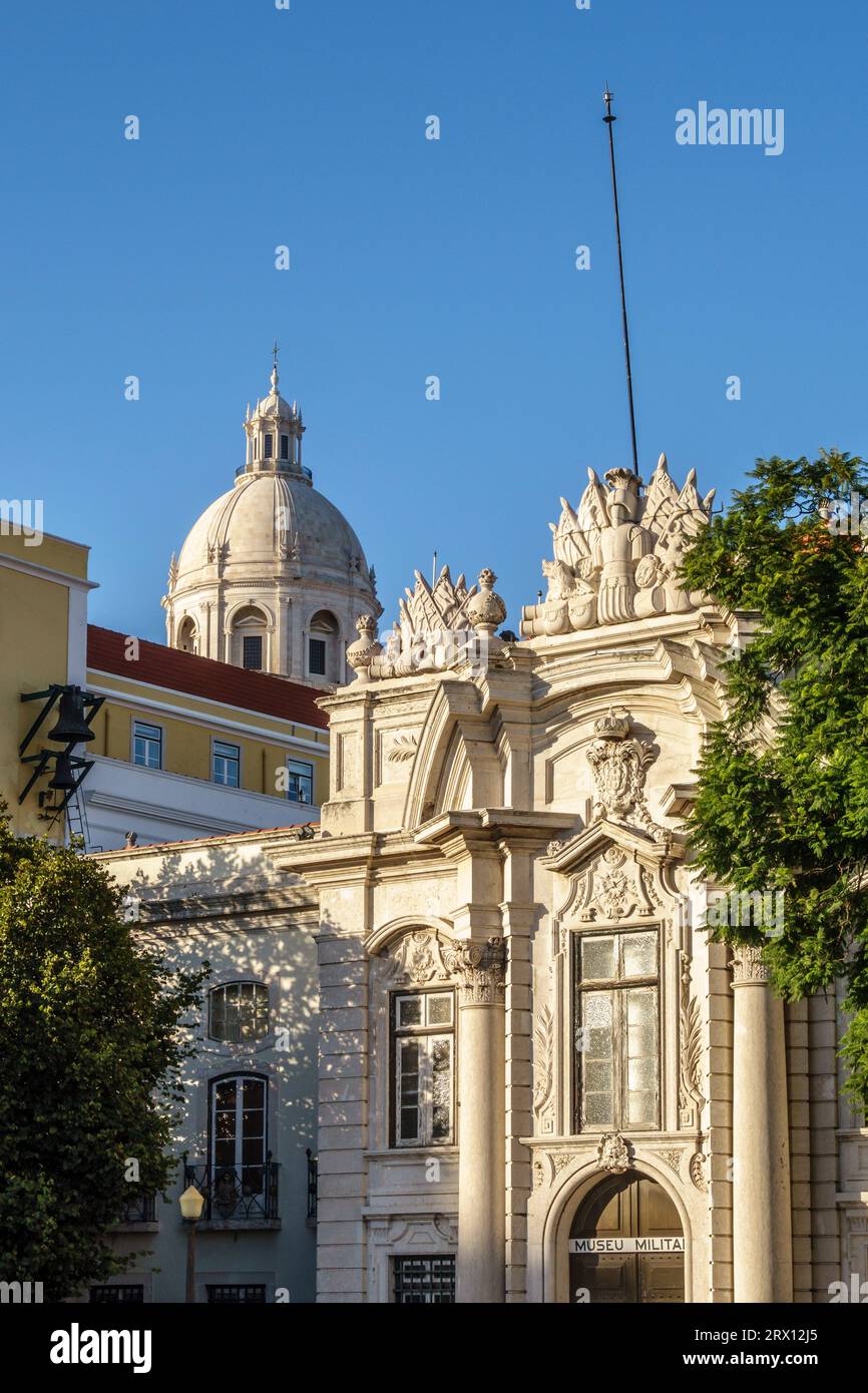 Le dôme blanc de l'église de Santa Engrácia (Panthéon National) domine le Museu Militar (Musée militaire) de Lisbonne Banque D'Images