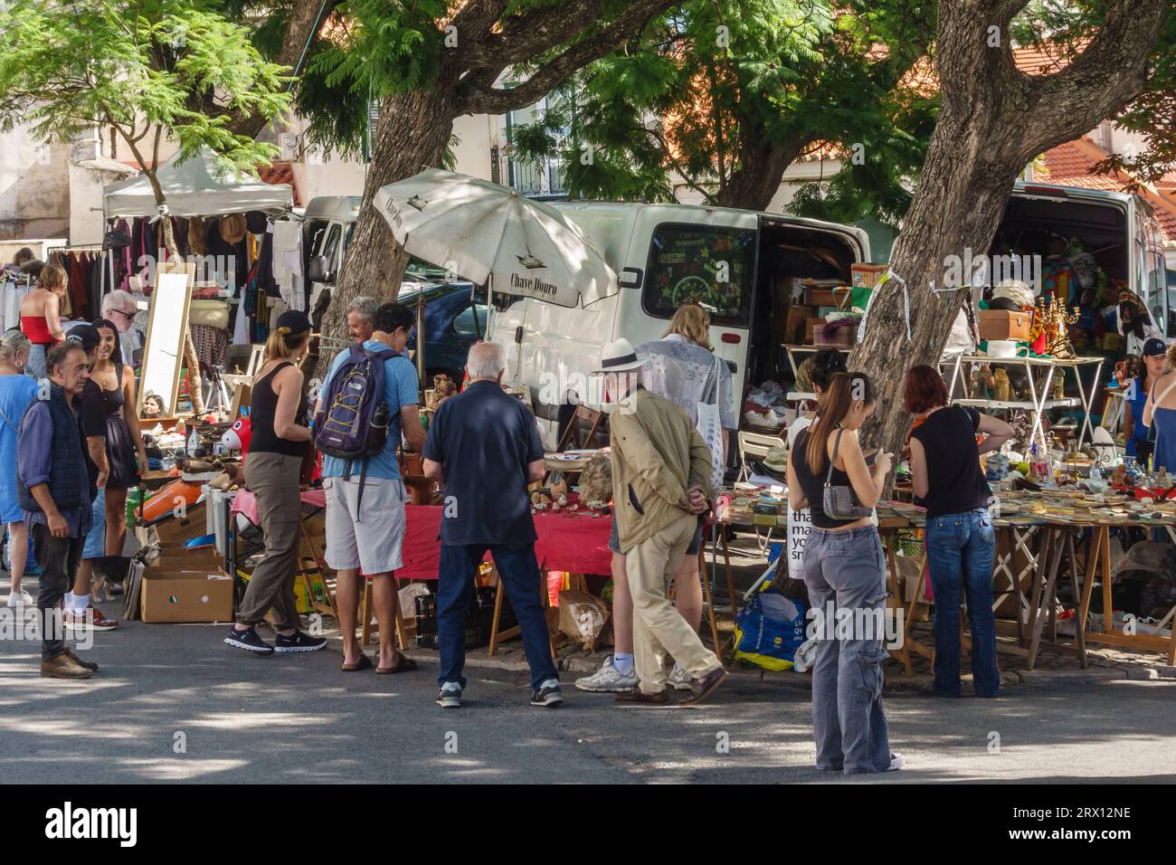 Le marché animé de rue Feira da Ladra deux fois par semaine dans le quartier Alfama de Lisbonne, spécialisé dans les antiquités, les objets de collection et bric-a-brac (Portugal) Banque D'Images