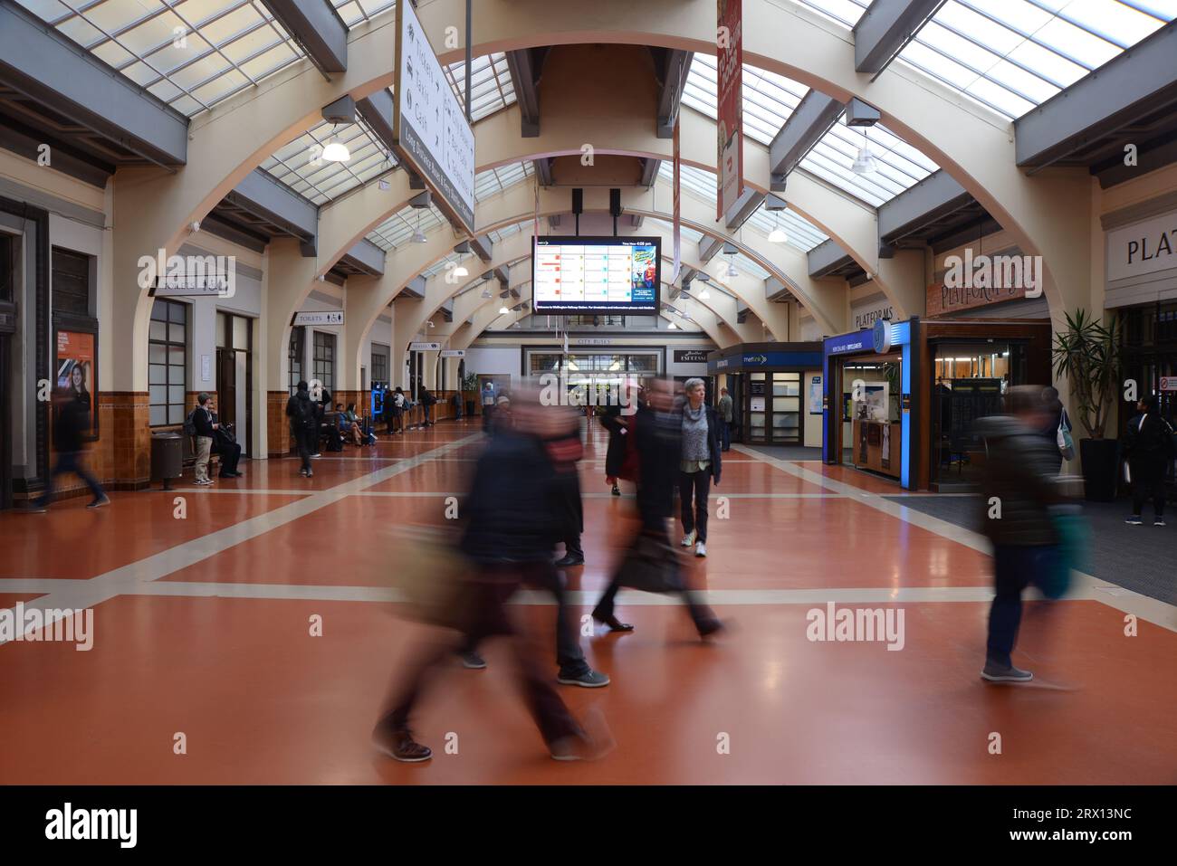 WELLINGTON, NOUVELLE-ZÉLANDE, 18 MAI 2023 : les passagers sillonnent la gare de Wellington à l'heure de pointe Banque D'Images