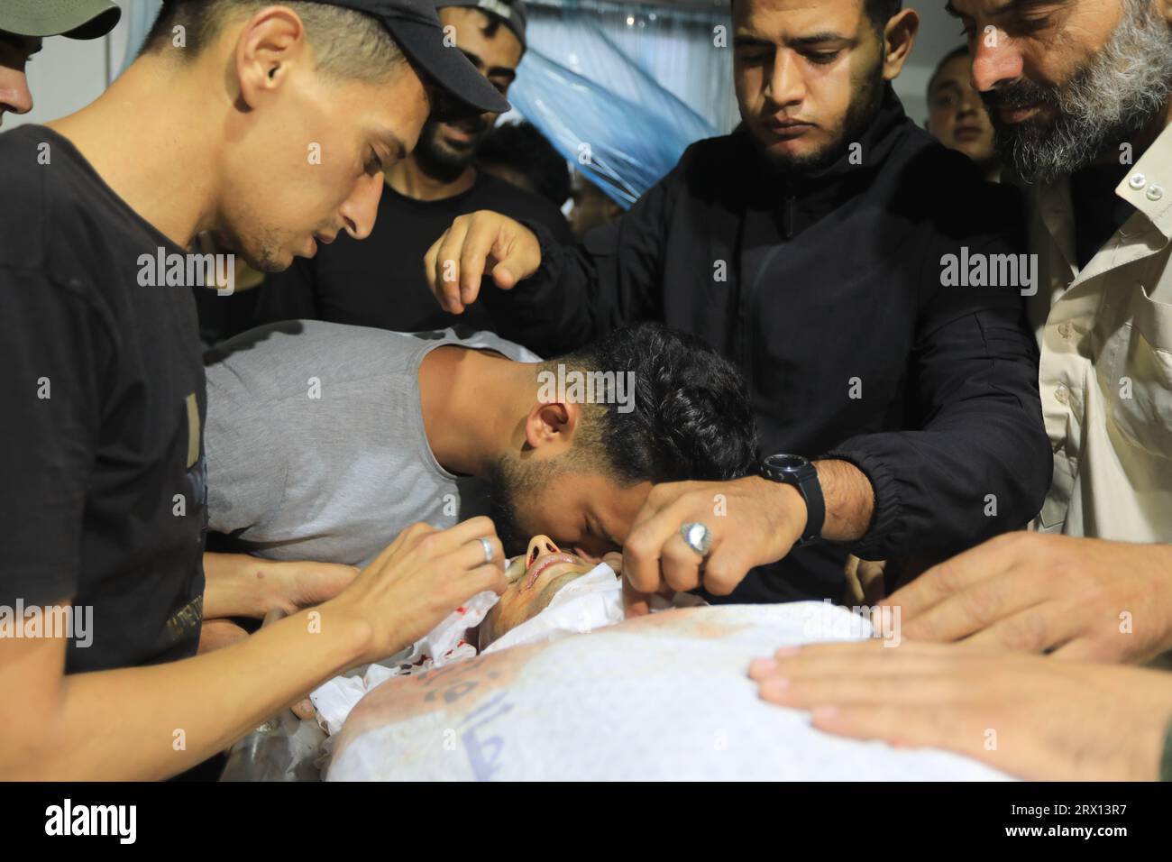 19 septembre 2023 : Khan Yunis, bande de Gaza, Palestine. 19 septembre 2023. Parents et amis rendent le dernier salut au palestinien Yousef Radwan, 25 ans, à l’hôpital européen de Khan Yunis, au sud de la bande de Gaza. Yousef a été abattu par les forces israéliennes lors de manifestations de Palestiniens le long de la barrière frontalière entre la bande de Gaza et Israël pour protester contre les violations israéliennes à Jérusalem et à la mosquée Al-Aqsa (crédit image : © Yousef Mohammed/IMAGESLIVE via ZUMA Press Wire) À USAGE ÉDITORIAL UNIQUEMENT ! Non destiné à UN USAGE commercial ! Banque D'Images