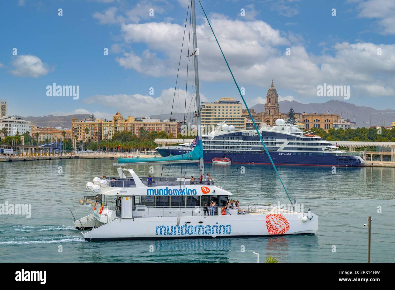 Vue panoramique incroyable sur la marina et le port de Malaga dans les rayons du soleil. Mer d'émeraude, ciel bleu au-dessus, belles couleurs. Malaga, Espagne Banque D'Images