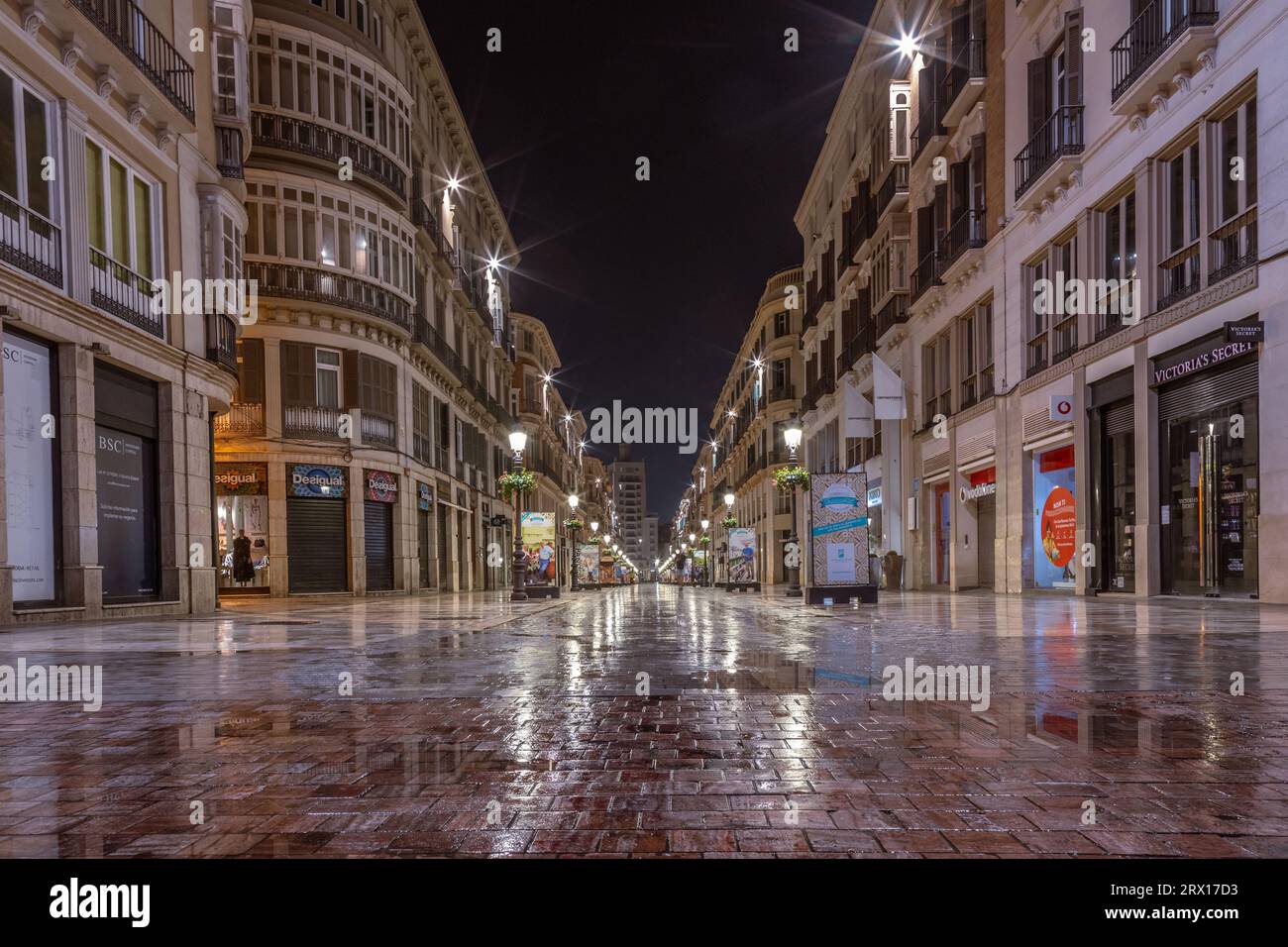 Incroyable photographie de nuit autour de la Plaza de la Constitucion et de la rue marques de Larios. Malaga vieux centre-ville rues vides la nuit. Malaga Banque D'Images