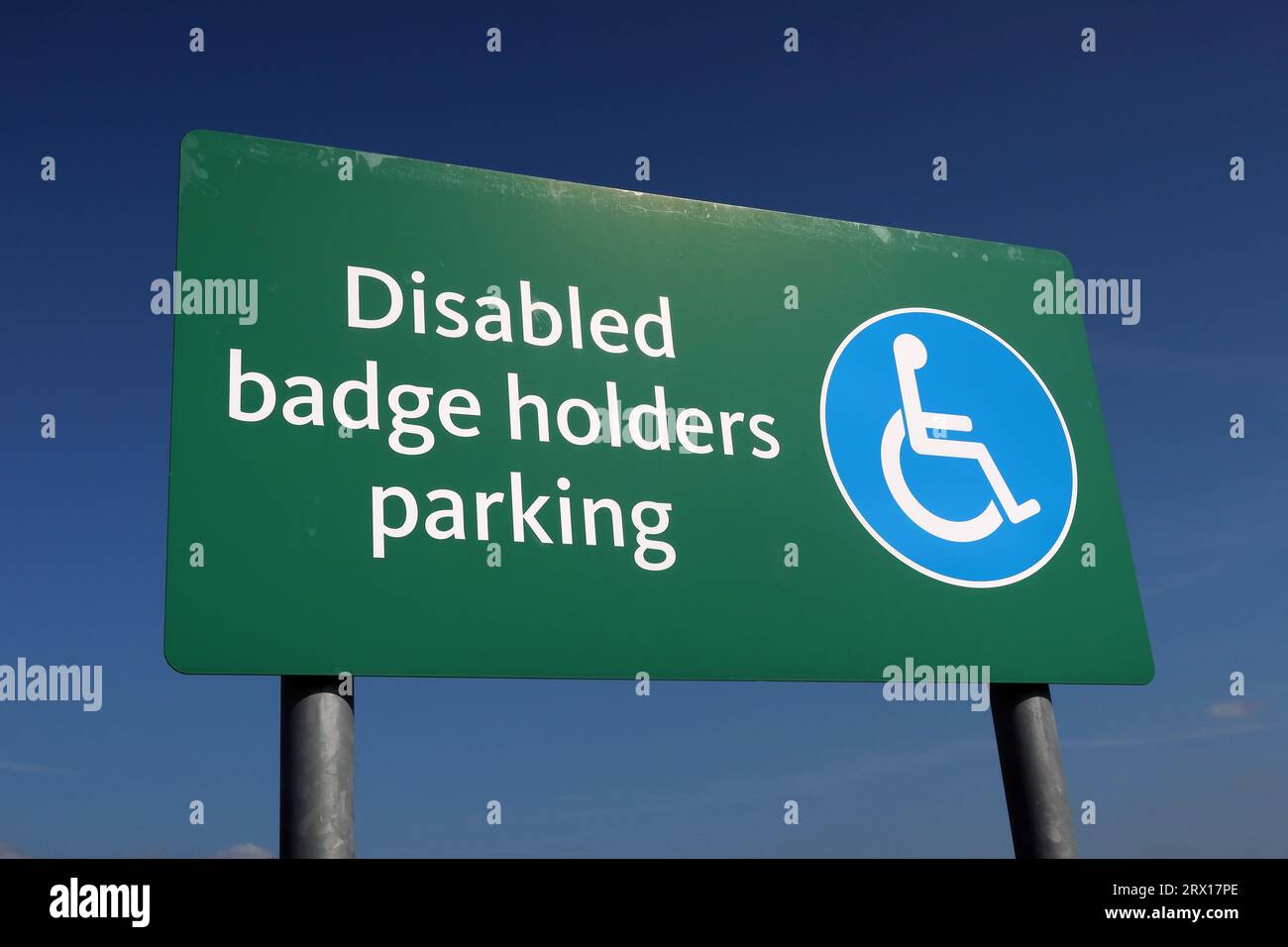 Green Disabled badge Holders parking Sign - Morrisons Supermarket, Greenall's Ave, Warrington, Cheshire, Angleterre, ROYAUME-UNI, WA4 6RN Banque D'Images