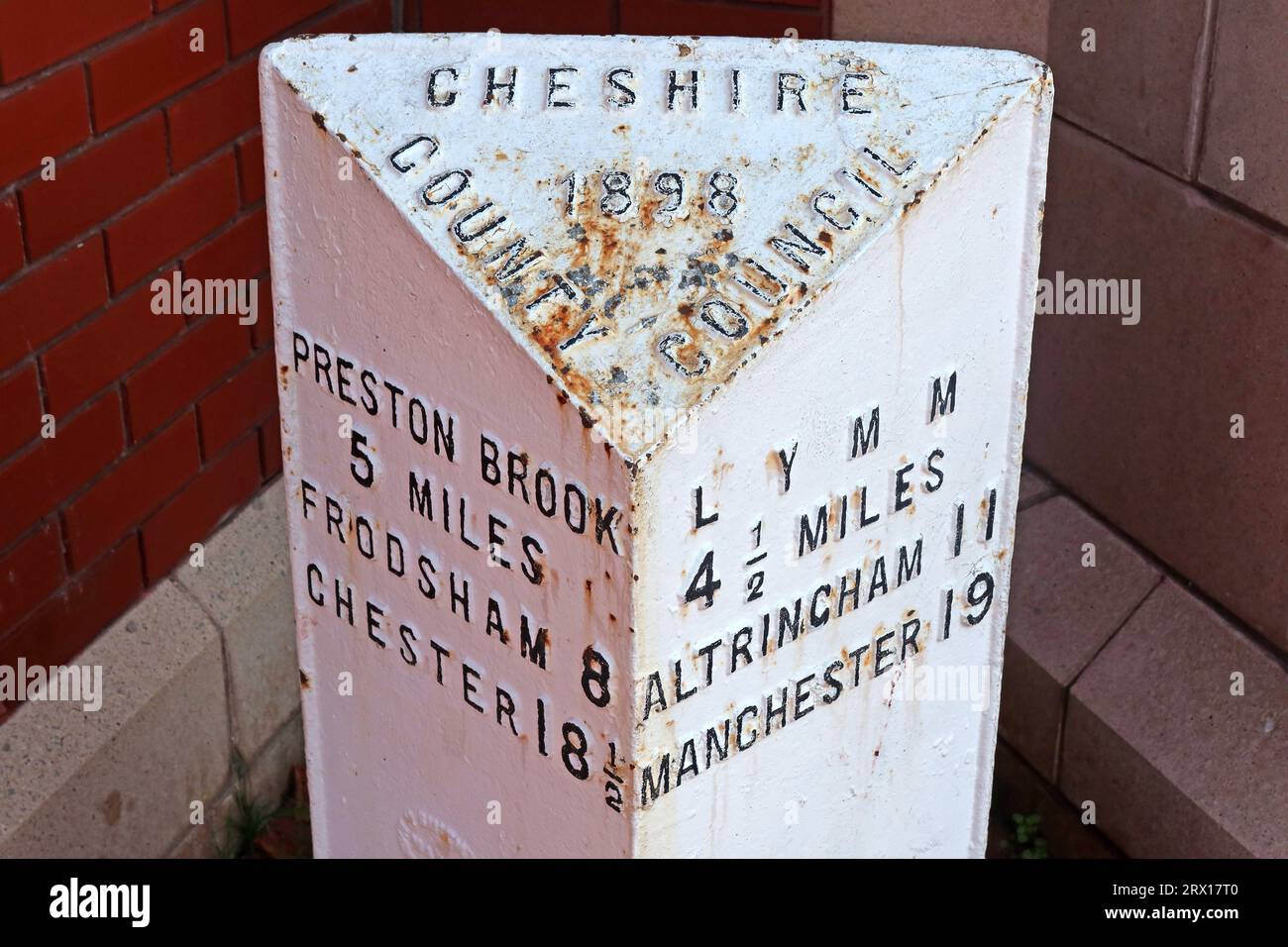 Cheshire County Council White Metal Mile post 1898 - vers Lymm, Manchester, Altrincham, à Stockton Heath A49, jonction A56, Warrington, Angleterre, Royaume-Uni, Banque D'Images