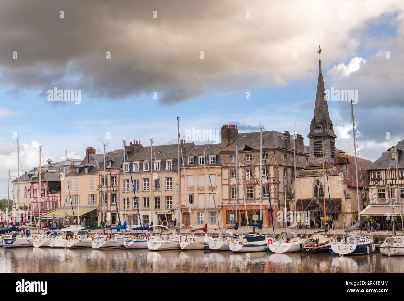 Vue pittoresque du port de Honfleur, Normandie, France. Banque D'Images