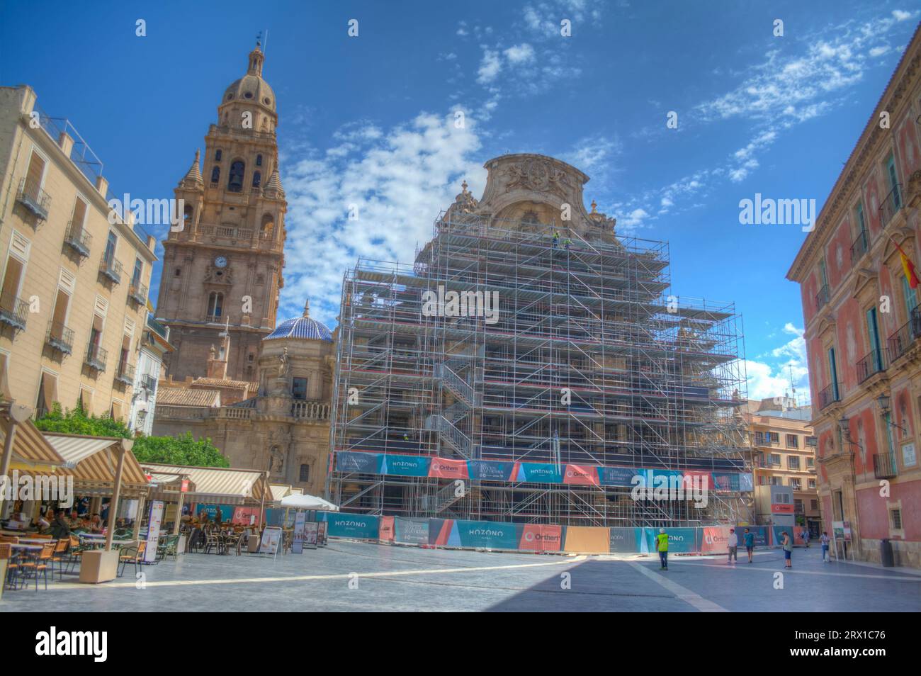 Image HDR de Scafolding couvrant la façade de la cathédrale de Murcie dans la ville de Murcie Espagne Banque D'Images