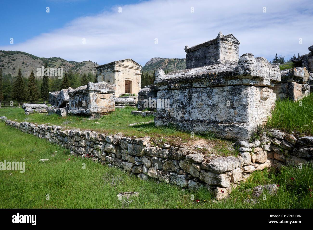 Hiérapolis à Pamukkale. Anciennes tombes en pierre de lycie Banque D'Images