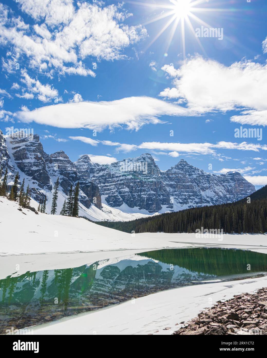 Réflexion du lac Moraine en hiver Banque D'Images