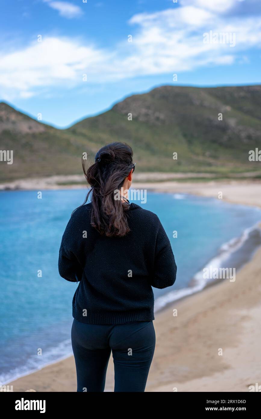 Femme à la plage Rodalquilar à Almeria, Espagne Banque D'Images