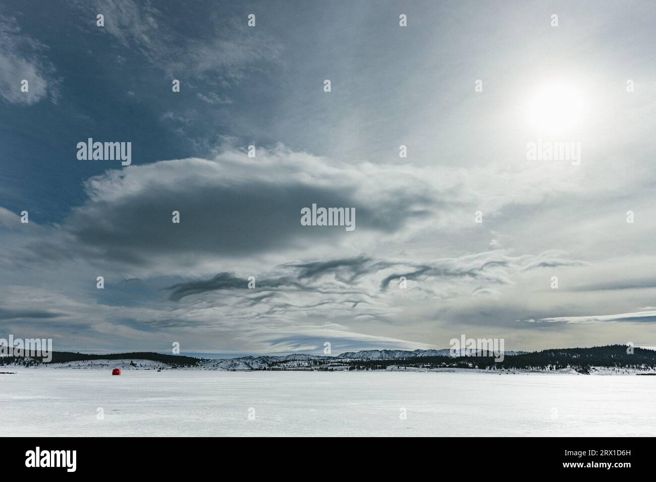 Paysage photographié du lac gelé avec cabane de pêche sur glace en hiver Banque D'Images