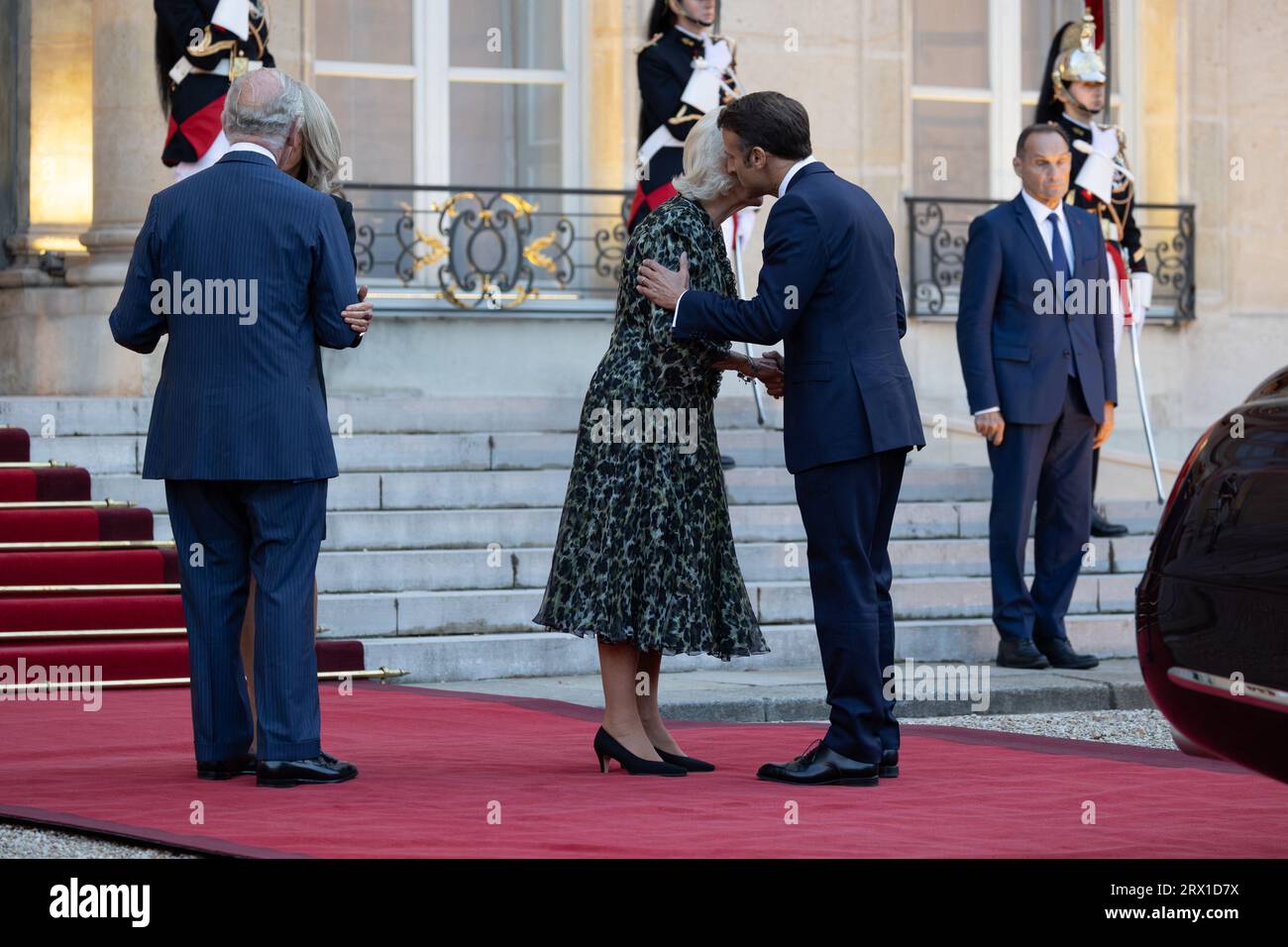 Le président français Emmanuel Macron embrasse la reine de Grande