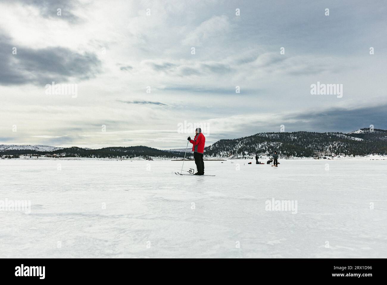 Famille sur la glace du lac gelé et ski de fond Banque D'Images