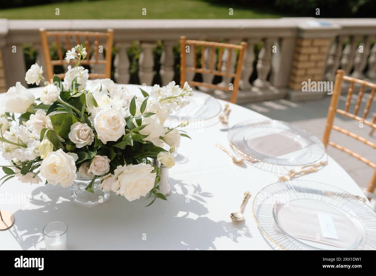 Roses blanches ornent la table à la réception de mariage élégante. Banque D'Images