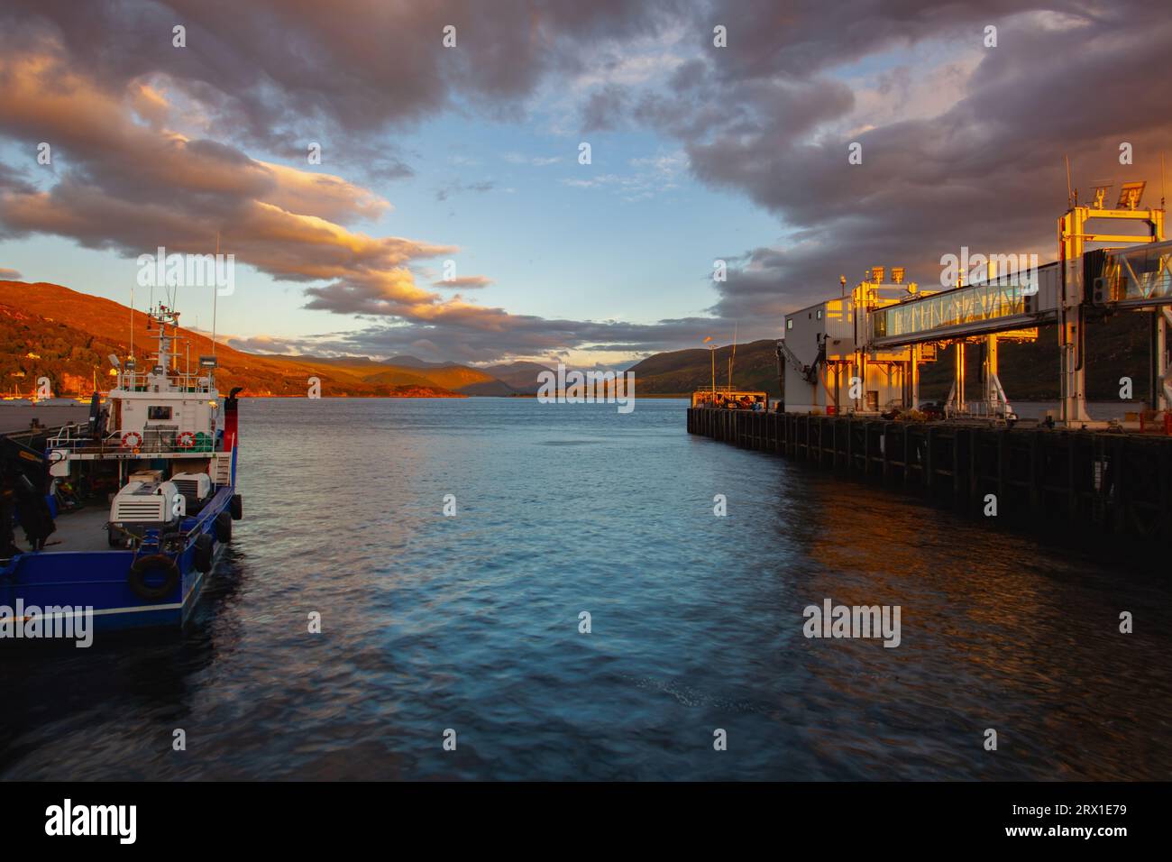 Terminal de ferry d'Ullapool au coucher du soleil spectaculaire. Le terminal se trouve dans la plage W. Banque D'Images
