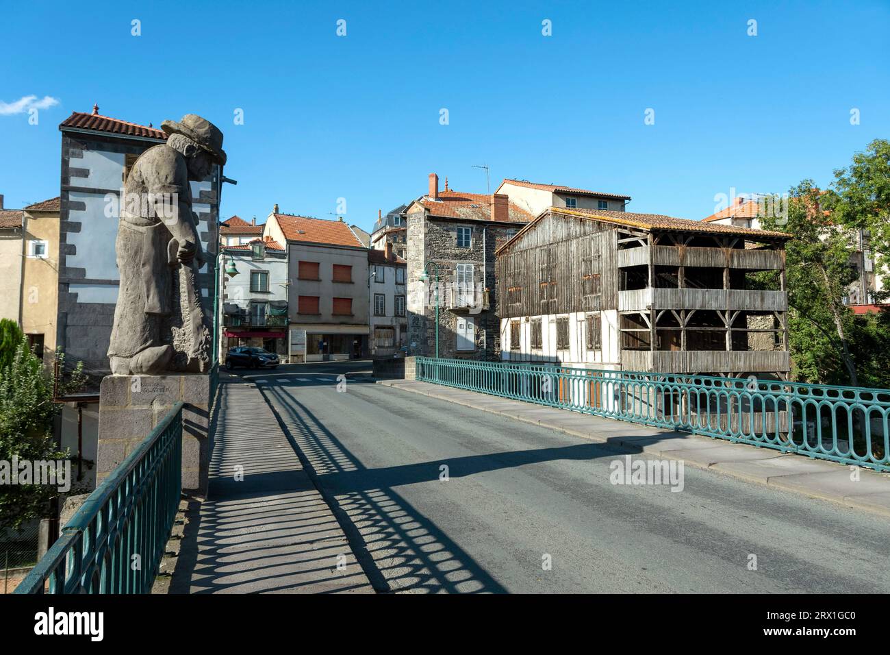 Maringues. La sculpture monumentale du tanneur sur le pont. Puy de Dôme dappartement. Auvergne-Rhône-Alpes. France Banque D'Images