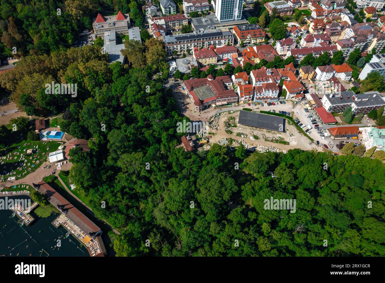 Vue aérienne drone de la ville de Heviz en Hongrie avec bains thermaux. Banque D'Images