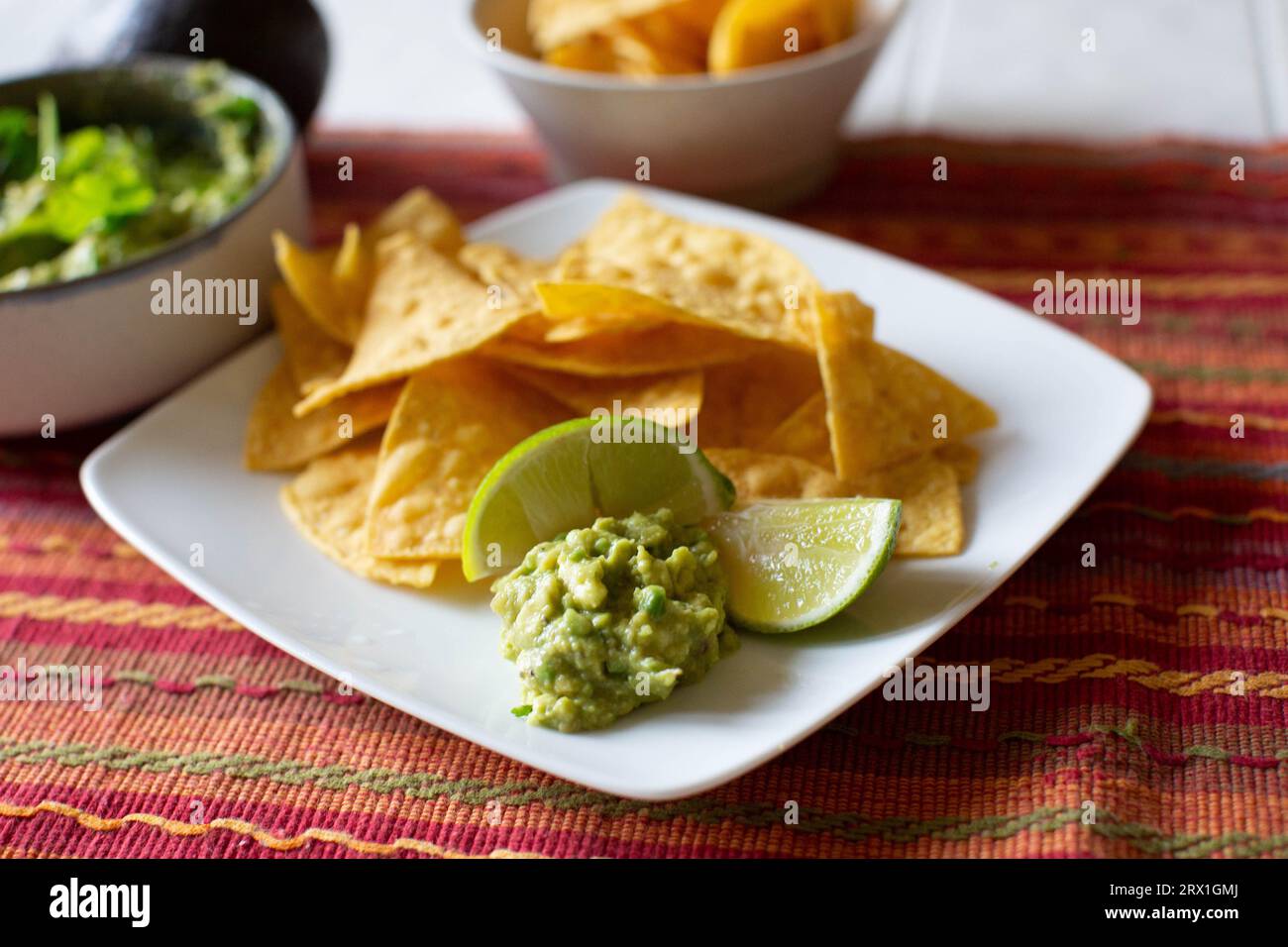 gros plan de frites, citron vert et guacamole sur fond coloré Banque D'Images
