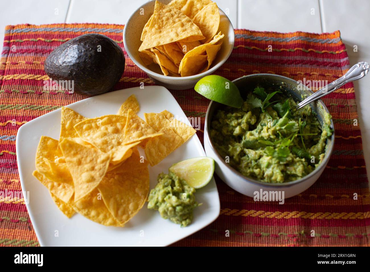 chips, salsa et guacamole sur napperon lumineux Banque D'Images